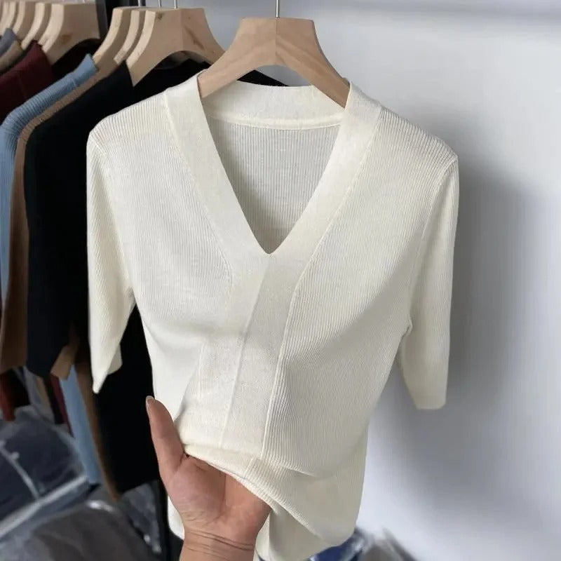 Phoebe - Knitted short sleeve shirt with V-neck and slim fit