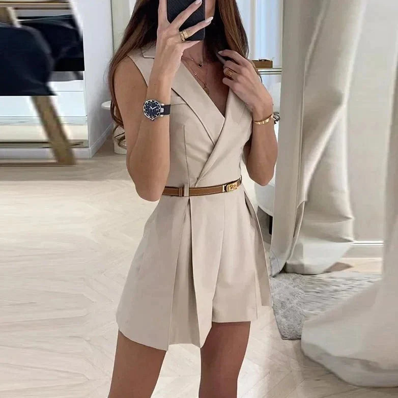 Mouwloze body met korte pijpen en een ritssluiting aan de achterzijde Mouwloze body met korte pijpen en een ritssluiting aan de achterzijde