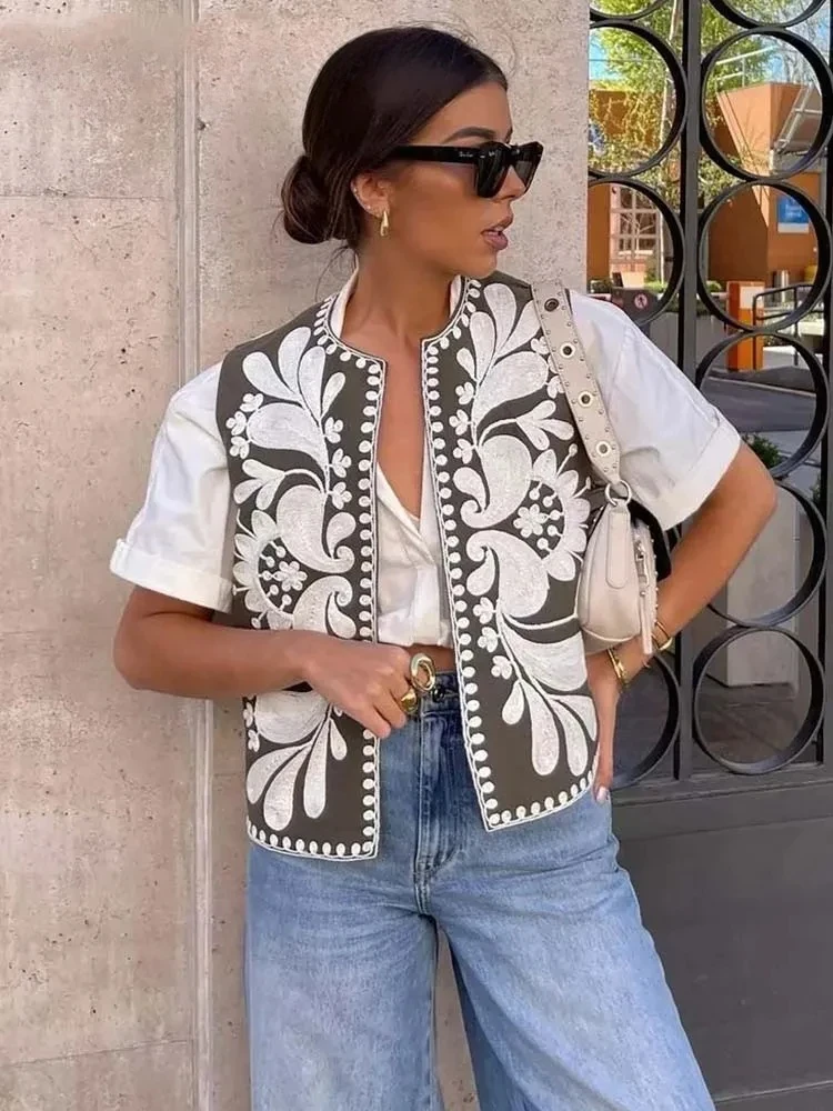 Raina - Gilet court à fleurs brodées