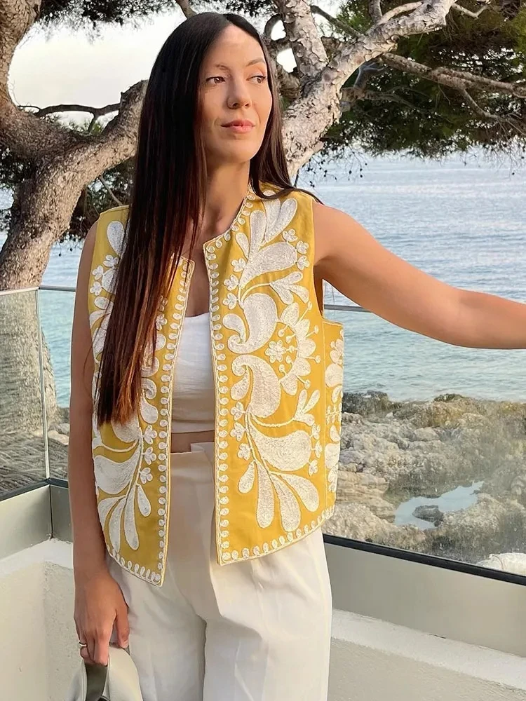 Raina - Gilet court à fleurs brodées