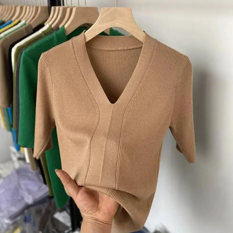 Phoebe - Knitted short sleeve shirt with V-neck and slim fit