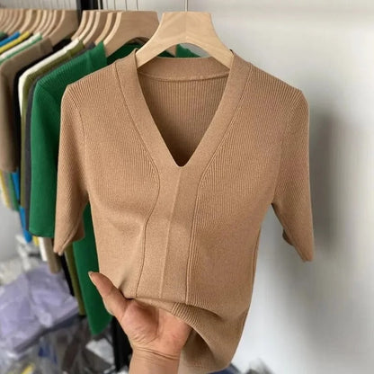 Phoebe - Knitted short sleeve shirt with V-neck and slim fit