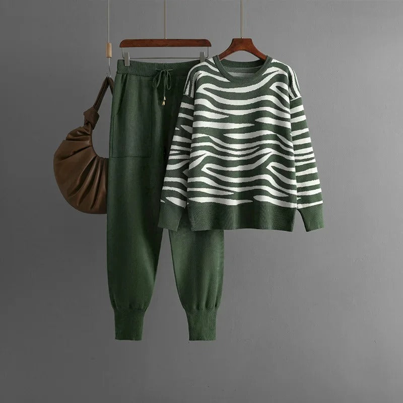 Cordelia - Knitted sweater and pants set with animal print
