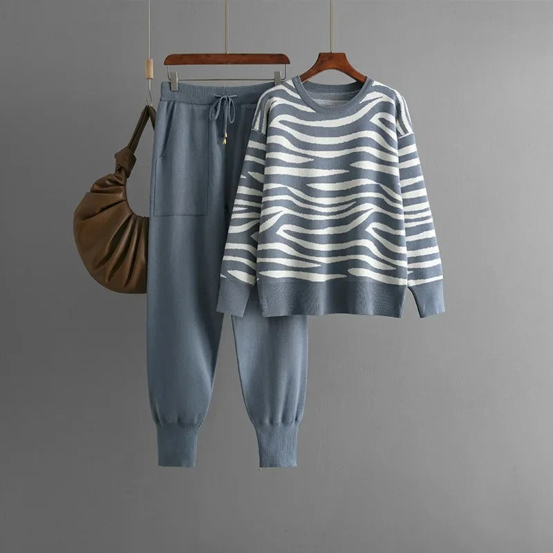Cordelia - Knitted sweater and pants set with animal print