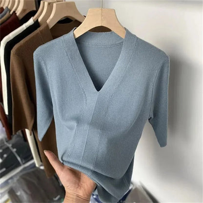 Phoebe - Knitted short sleeve shirt with V-neck and slim fit