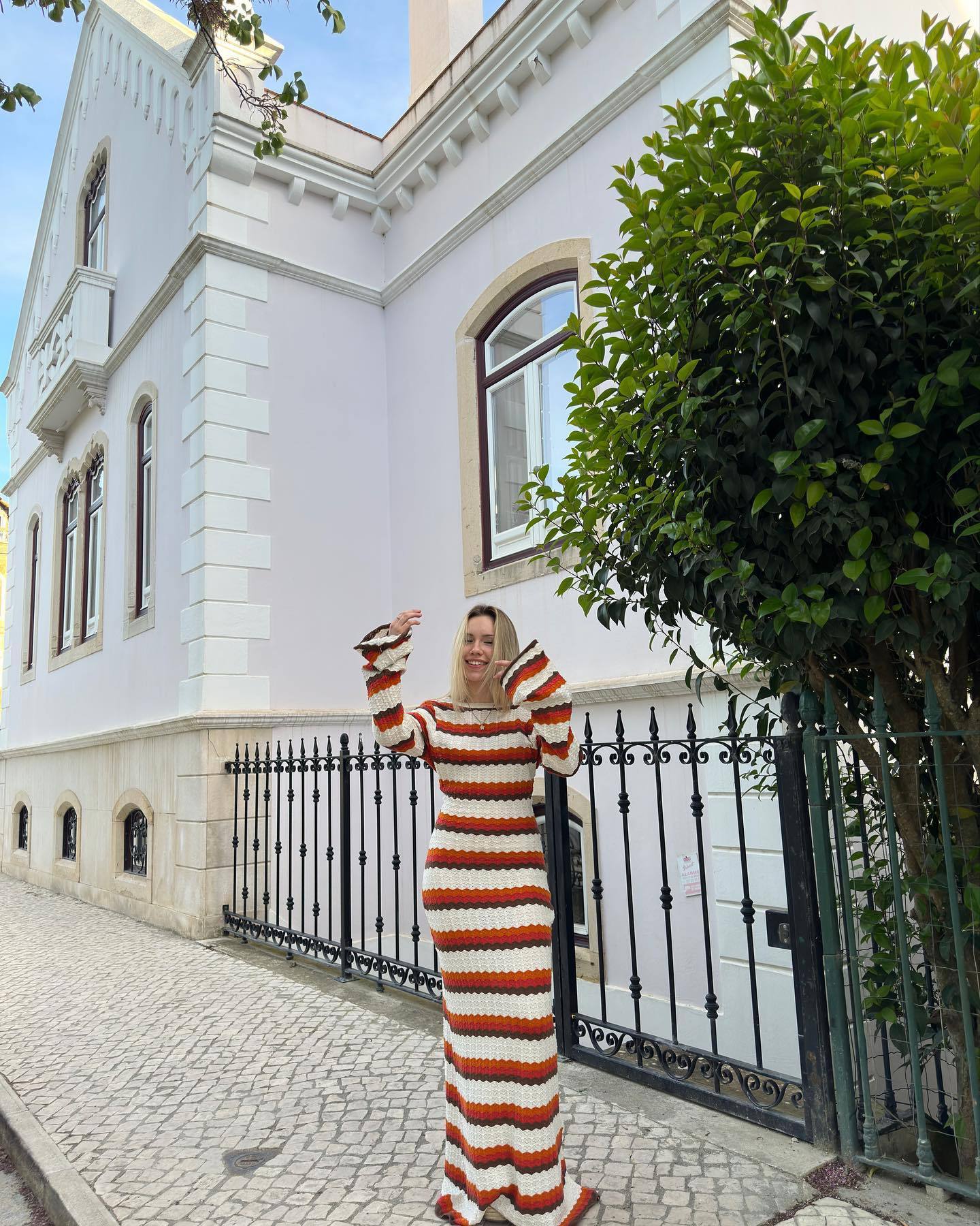 Eva - Robe longue dos nu rayée en tricot